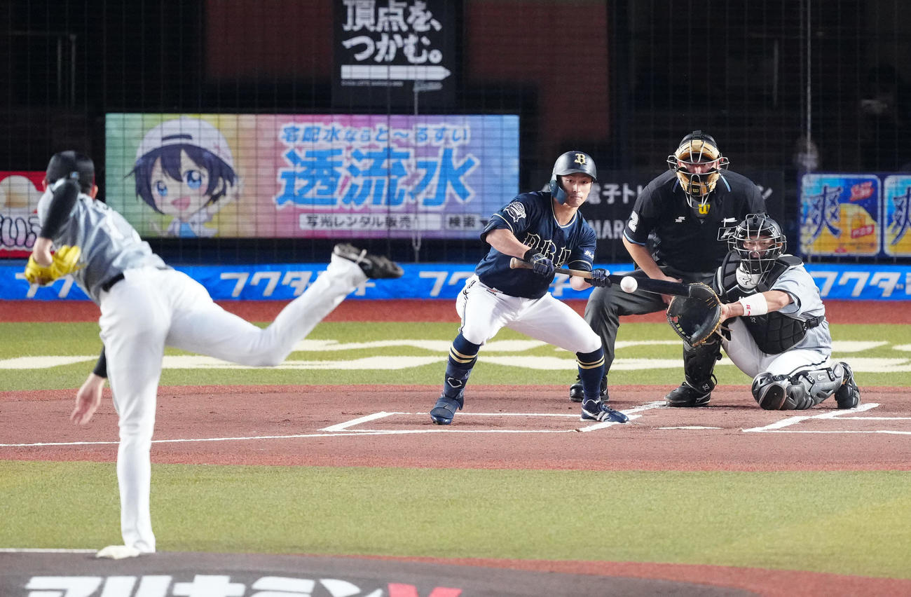 ロッテ対オリックス　1回表オリックス無死、セーフティーバントを試みるも投ゴロとなる福田。投手佐々木朗（撮影・江口和貴）