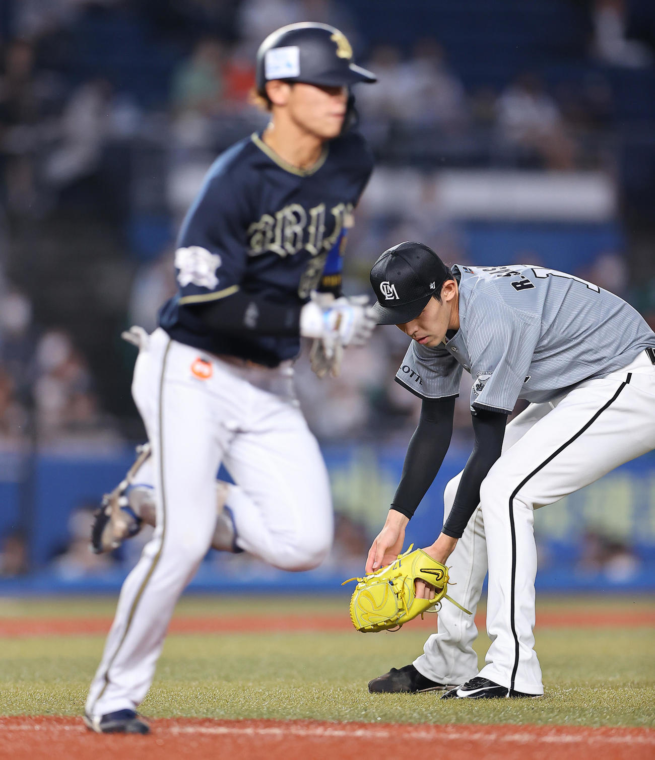 ロッテ対オリックス　1回表オリックス1死、中川のセーフティーバントを難なくさばくロッテ先発の佐々木朗（撮影・垰建太）