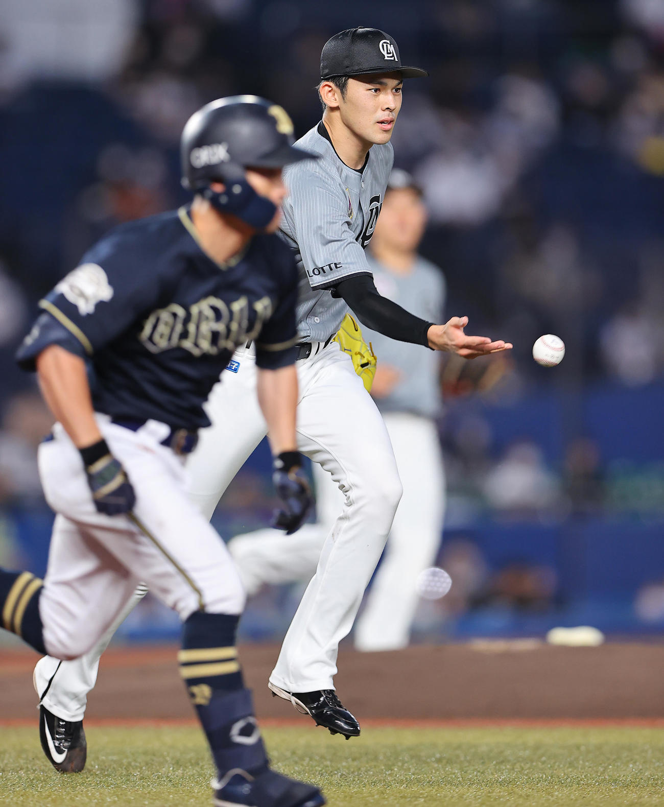 ロッテ対オリックス　1回表オリックス無死、福田のセーフティーバントを難なくさばくロッテ先発の佐々木朗（撮影・垰建太）