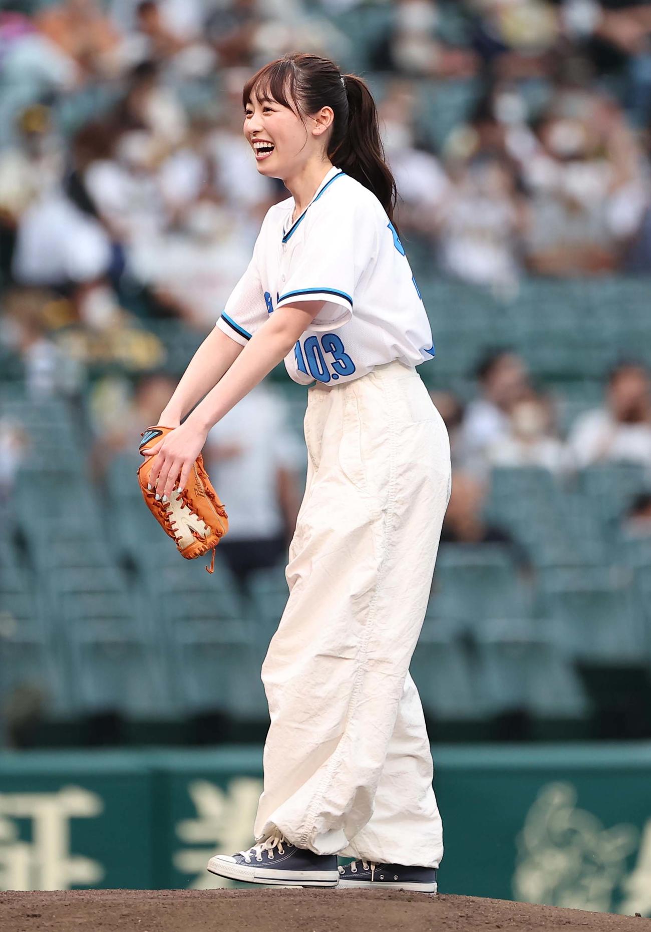 阪神対巨人　ファーストピッチセレモニーで甲子園のマウンドにあがり笑顔を見せる女優の福原遥（撮影・上田博志）