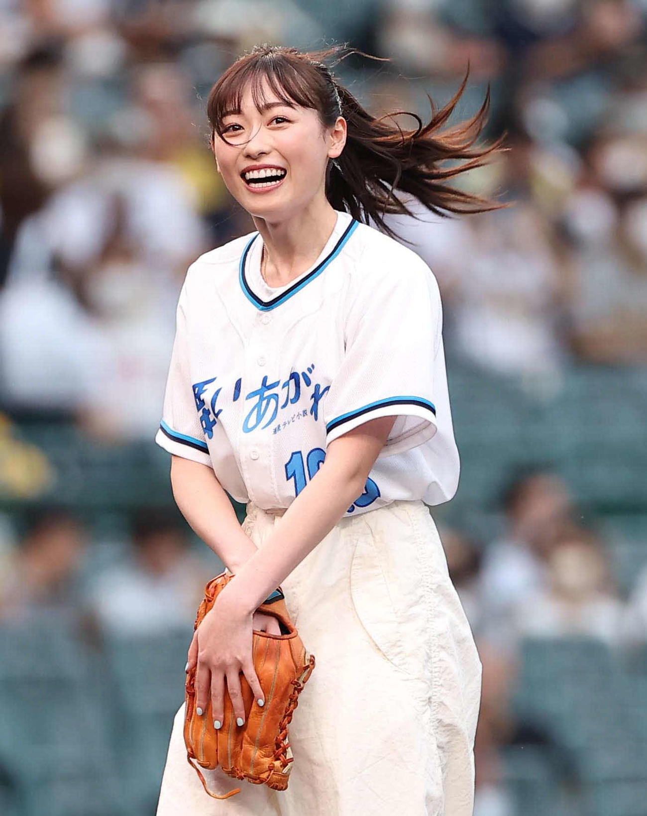 阪神対巨人　ファーストピッチセレモニーで甲子園球場のマウンドにあがり笑顔を見せる女優の福原遥（撮影・上田博志）