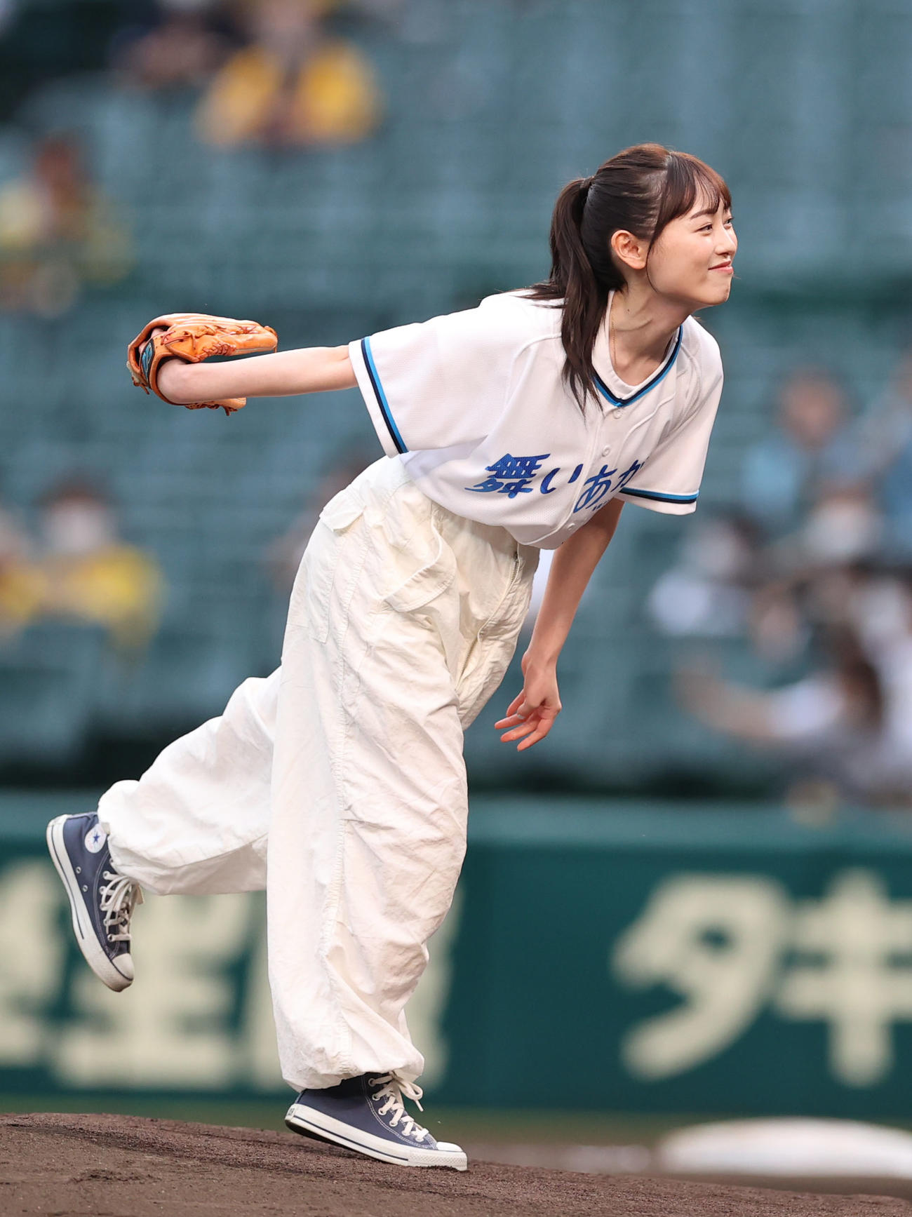 阪神対巨人　始球式を務める今秋スタートのNHK連続テレビ小説「舞いあがれ！」ヒロインの福原遥（撮影・狩俣裕三）