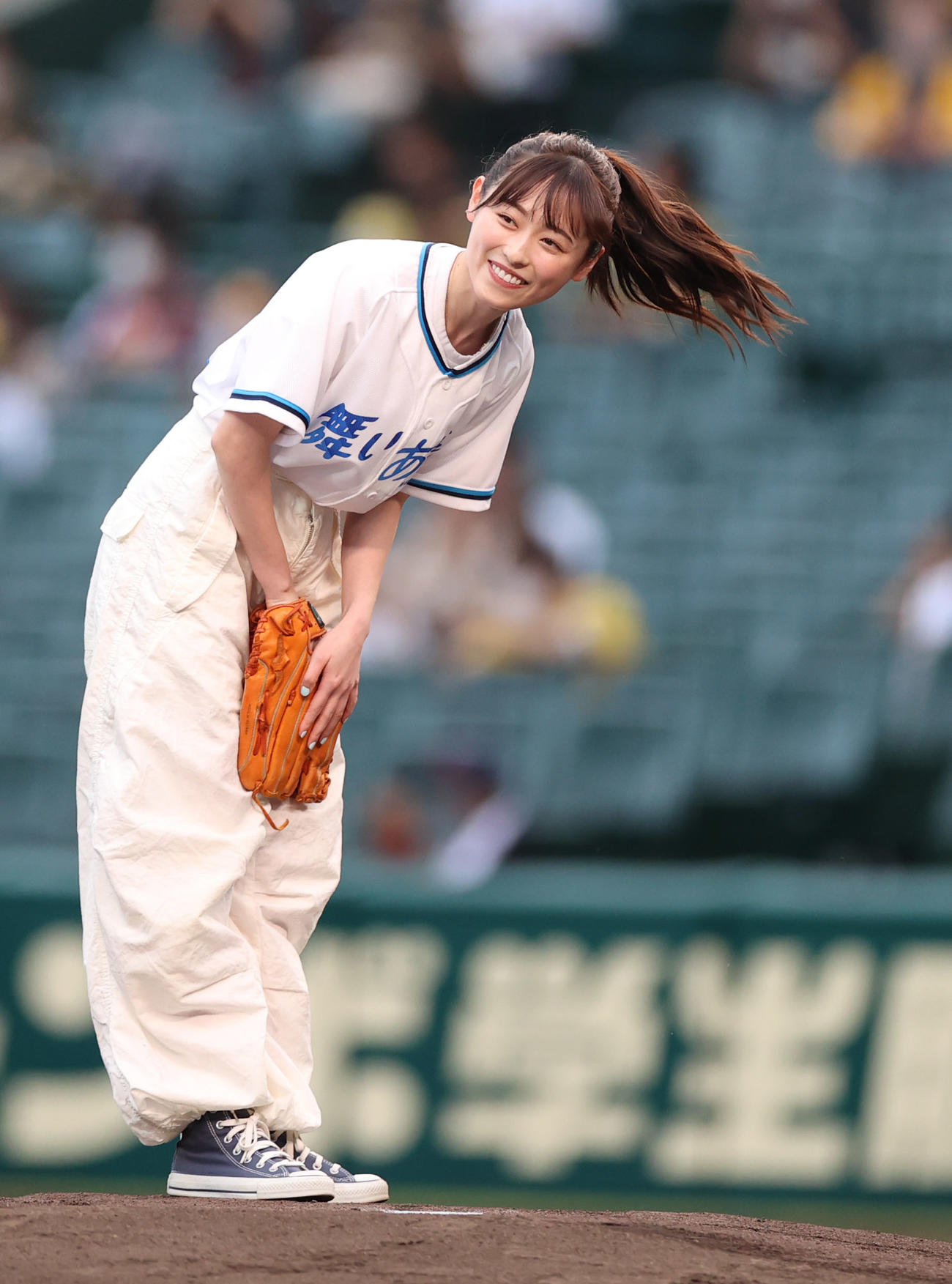 阪神対巨人　始球式を務める今秋スタートのNHK連続テレビ小説「舞いあがれ！」ヒロインの福原遥（撮影・狩俣裕三）