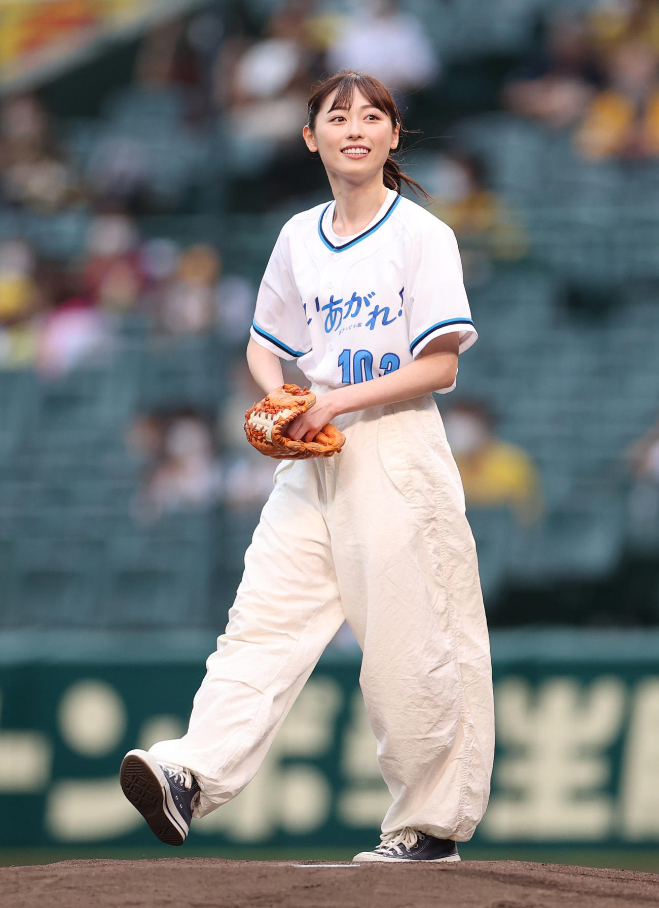 阪神対巨人　始球式を務める今秋スタートのNHK連続テレビ小説「舞いあがれ！」ヒロインの福原遥（撮影・狩俣裕三）