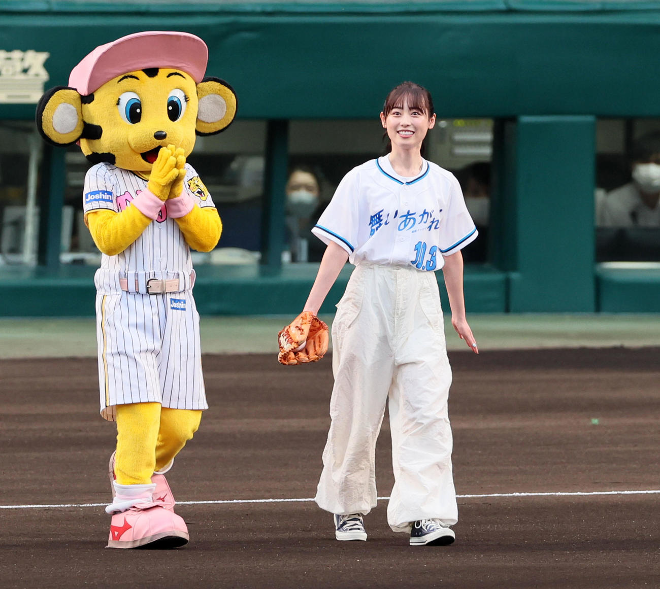 阪神対巨人　ファーストピッチを行う女優の福原遥（撮影・加藤哉）
