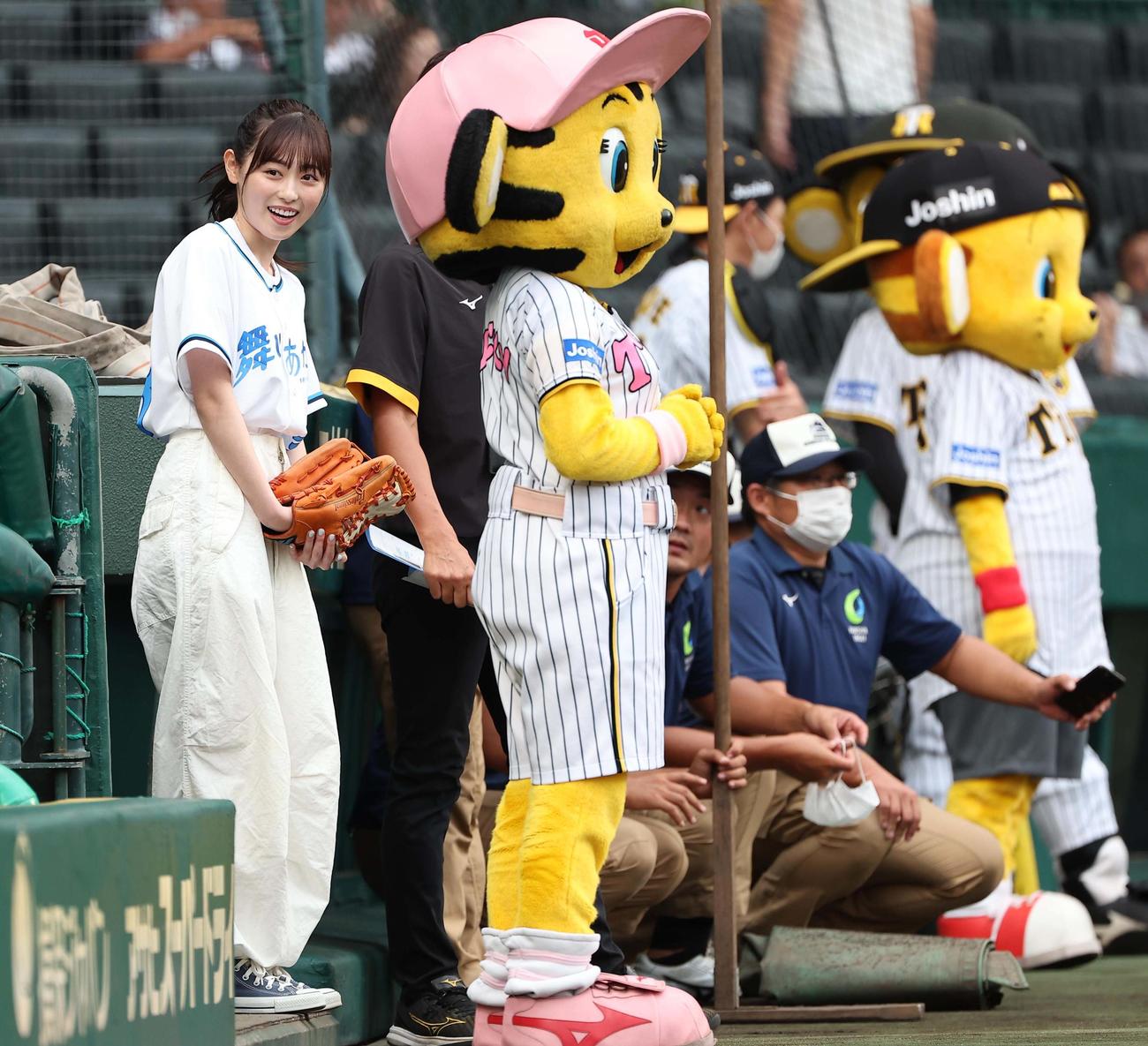 阪神対巨人　ファーストピッチセレモニーで登板する女優の福原遥はベンチにあいさつする（撮影・上田博志）