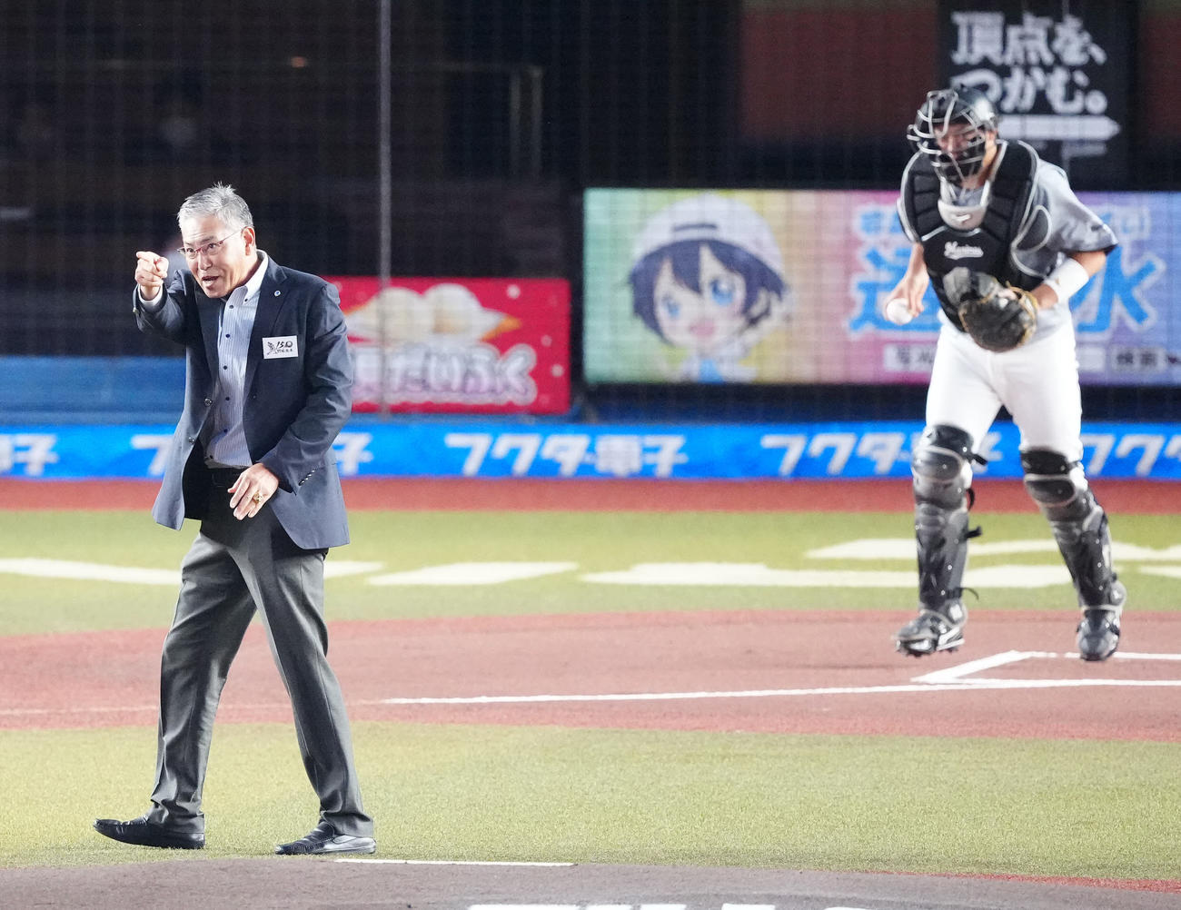 始球式を行いポーズを決める小宮山悟氏（撮影・江口和貴）