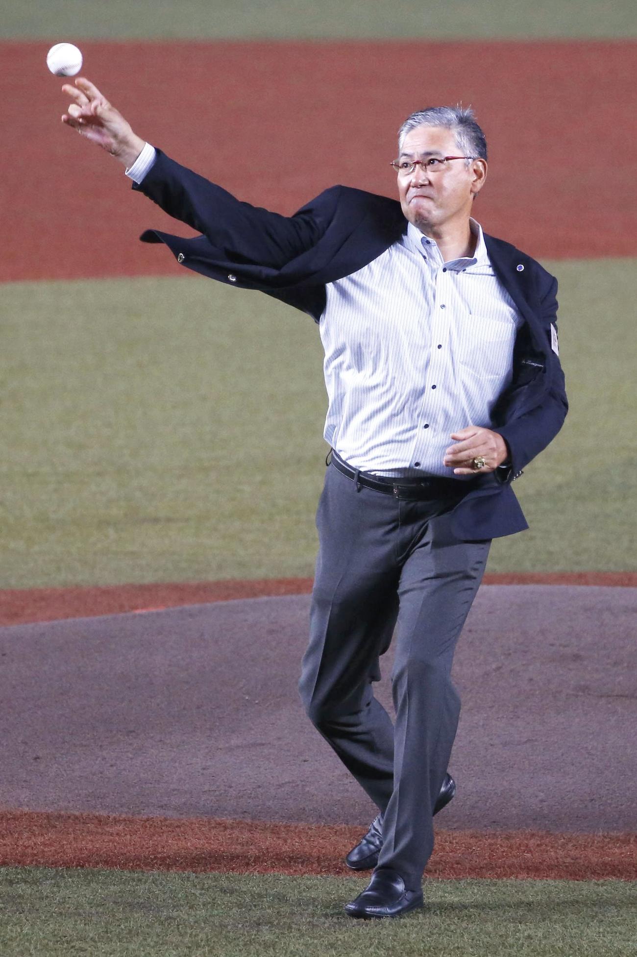 始球式を務めた早大野球部の小宮山悟監督