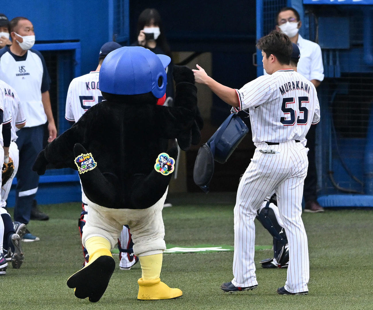 ヤクルト対中日　試合前につば九郎とタッチを交わすヤクルト村上（撮影・滝沢徹郎）　