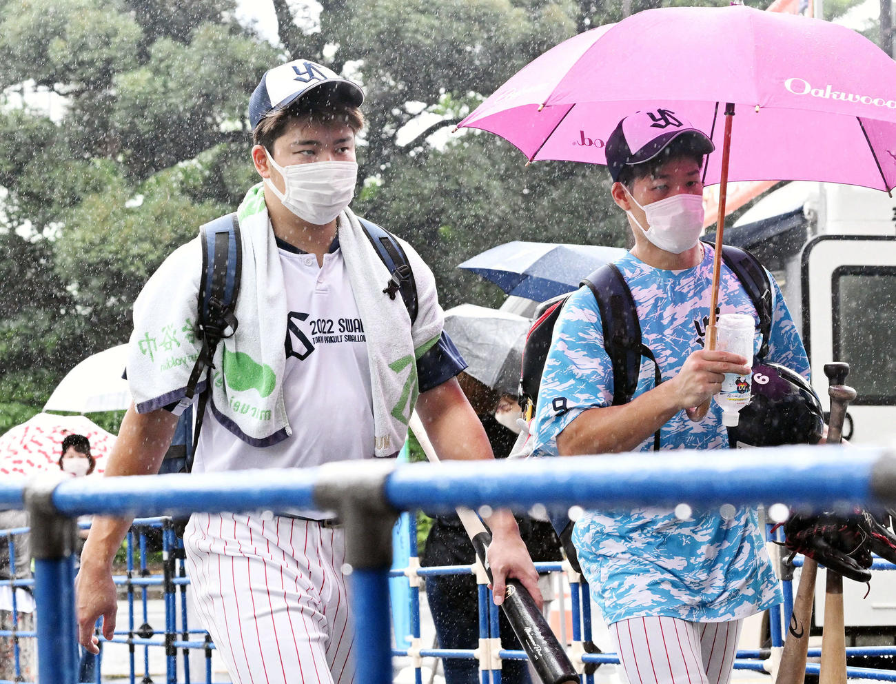 ヤクルト対中日　試合前練習を終え移動するヤクルト村上（左）と塩見（撮影・滝沢徹郎）　