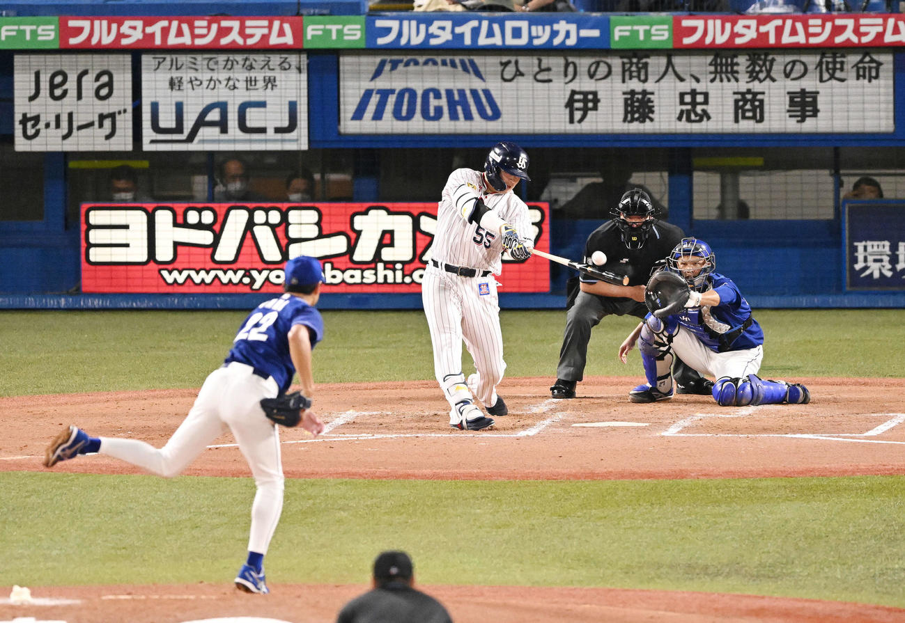 3回裏ヤクルト1死一、三塁、村上は50号本塁打となる右越え3点本塁打を放つ。投手大野雄（撮影・滝沢徹郎）　
