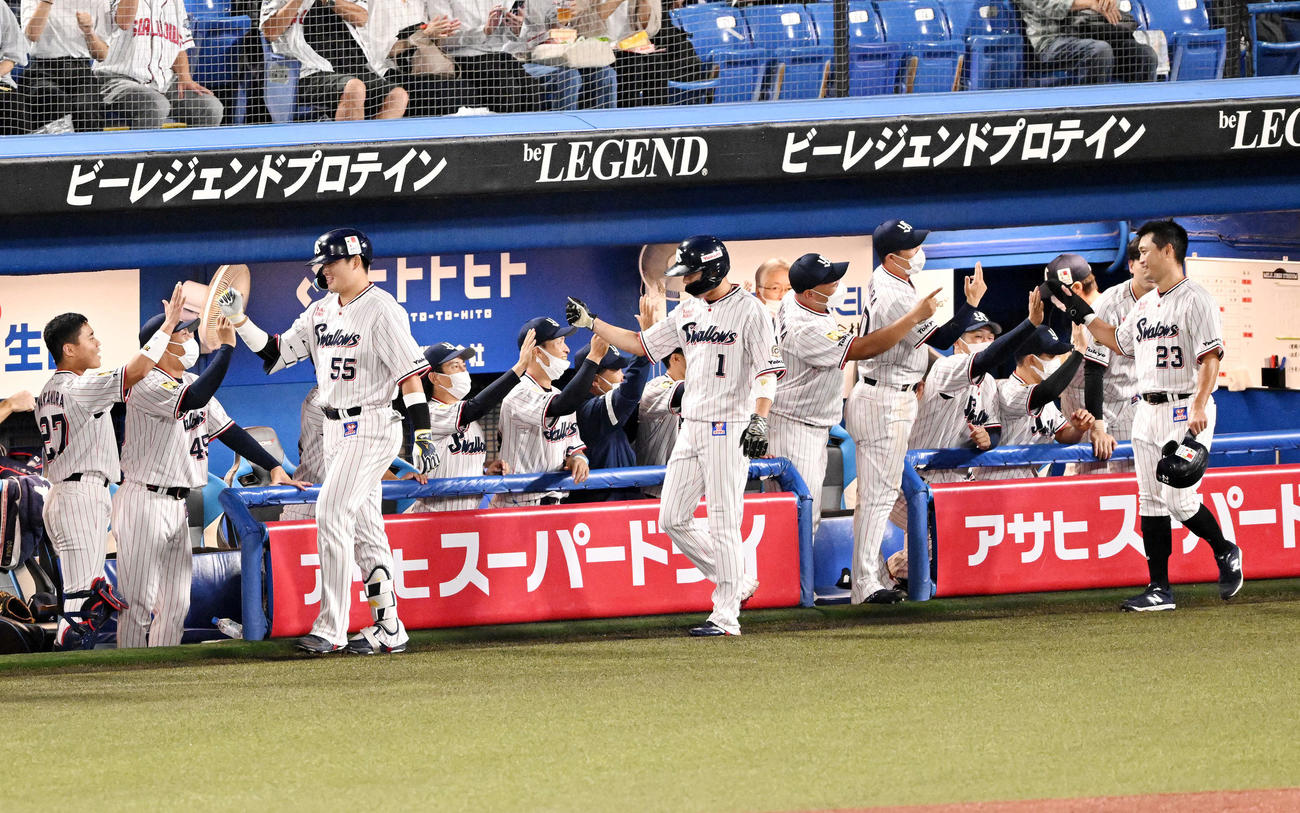 ヤクルト対中日　3回裏ヤクルト1死一、三塁、50号本塁打となる3点本塁打を放った村上（左手前）とタッチを交わす選手たち（撮影・滝沢徹郎）　