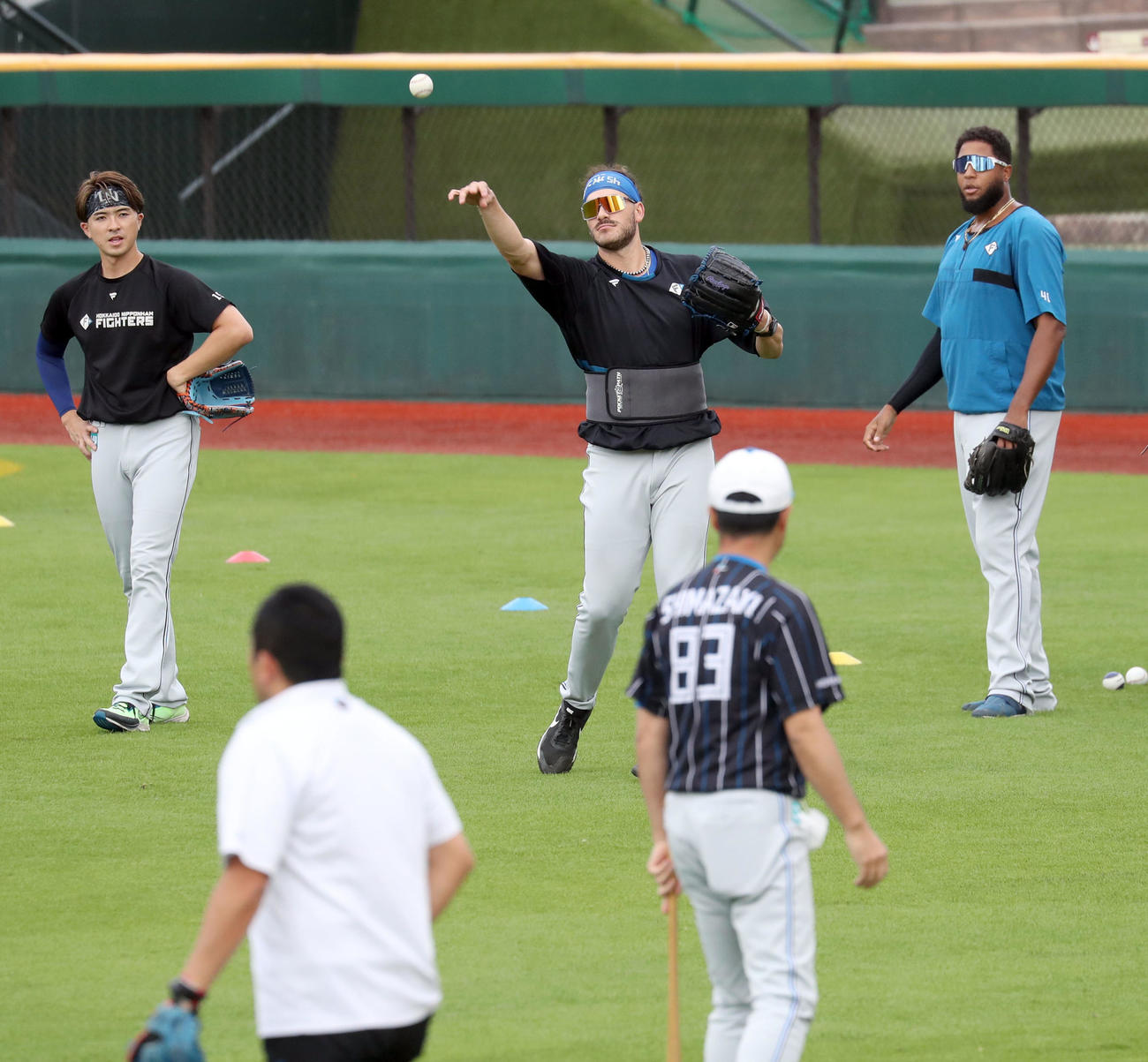 楽天対日本ハム　守備練習で送球するポンセ（中央後方）（撮影・佐藤翔太）