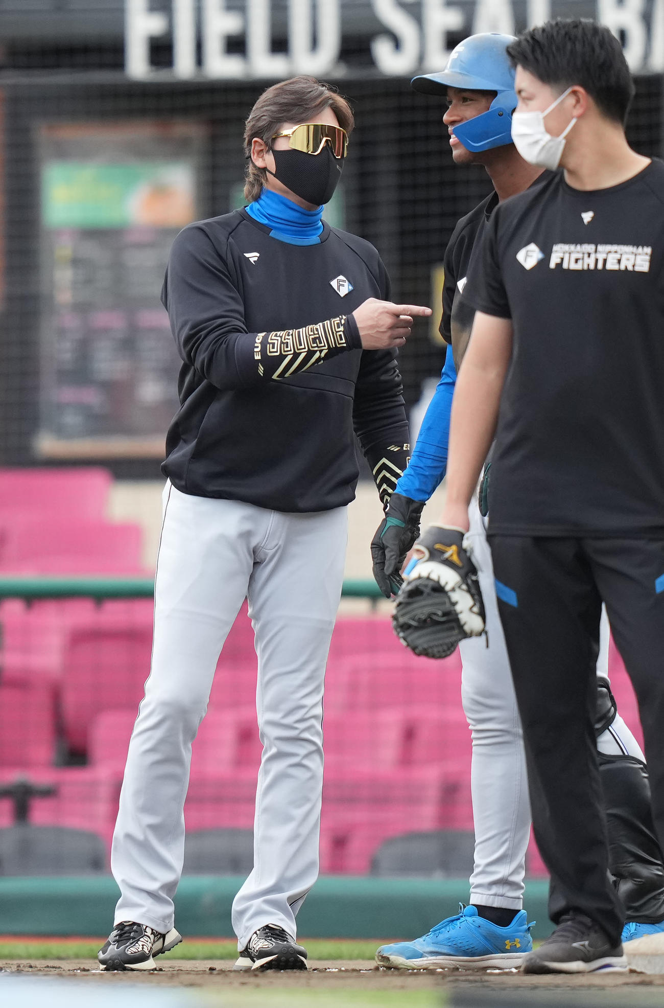 楽天対日本ハム　試合前練習で万波に声をかける日本ハム新庄監督（撮影・鈴木みどり）