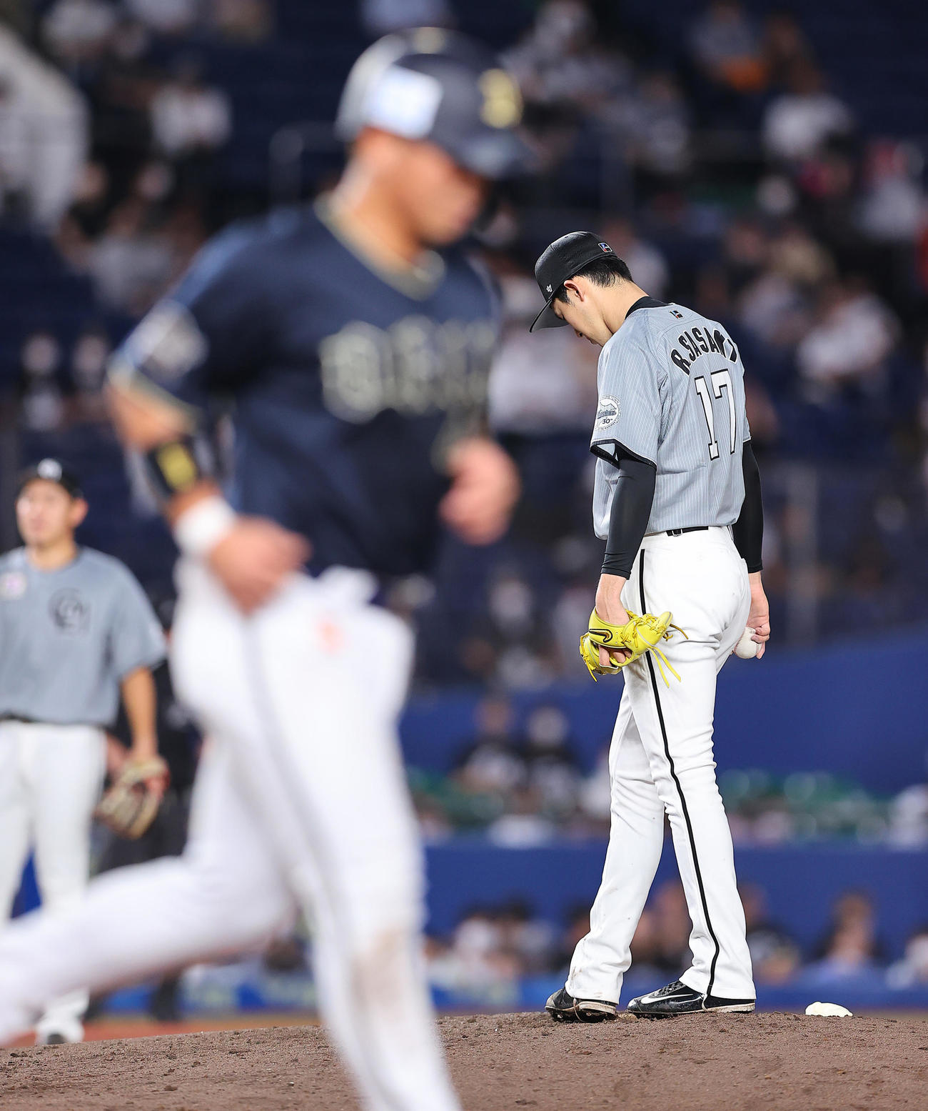 ロッテ対オリックス　5回表オリックス無死、頓宮（手前）に死球を当てうつむく佐々木朗（撮影・垰建太）
