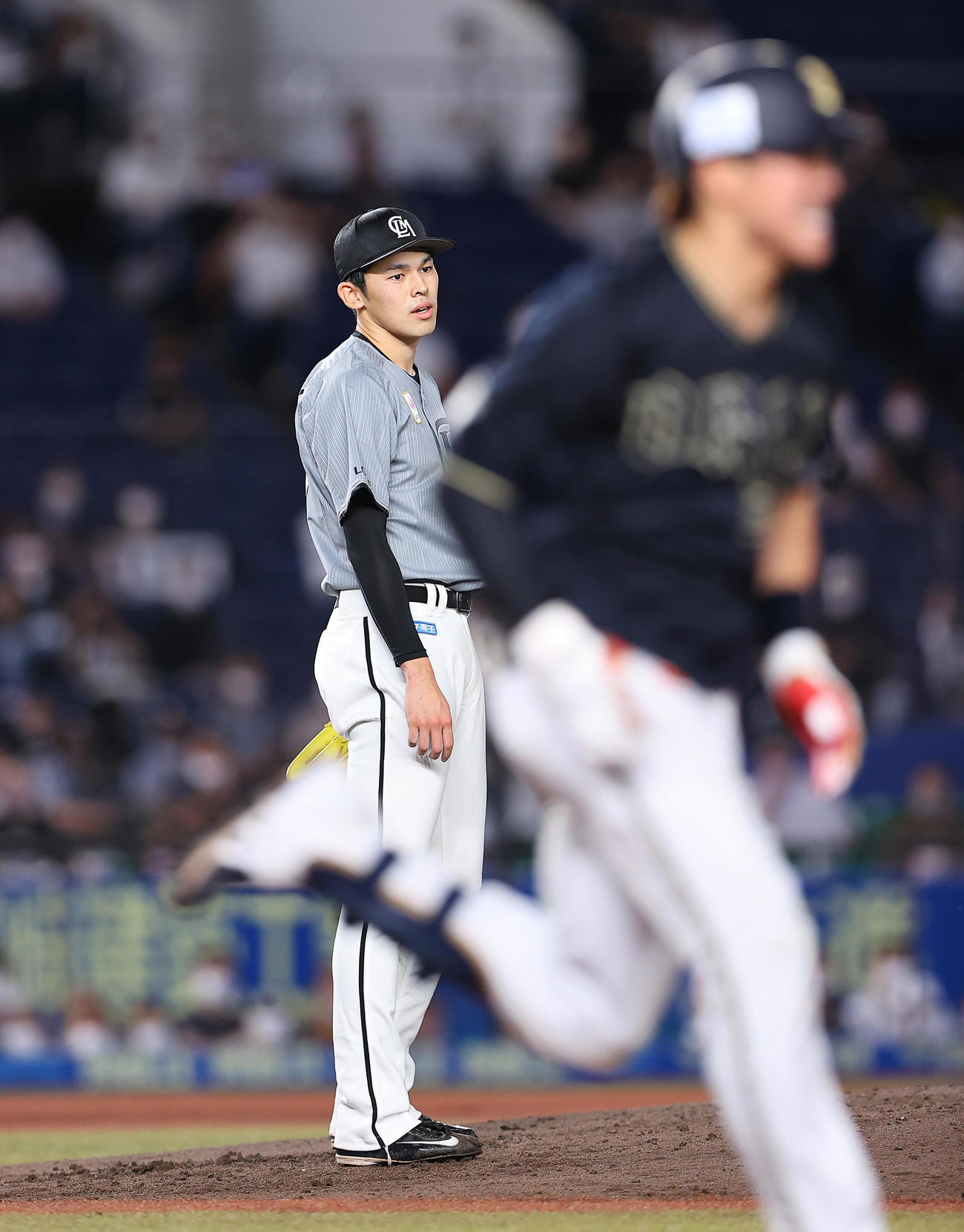 ロッテ対オリックス　5回表オリックス1死一、三塁、伏見（手前）の遊ゴロの間に先制を許す佐々木朗（撮影・垰建太）