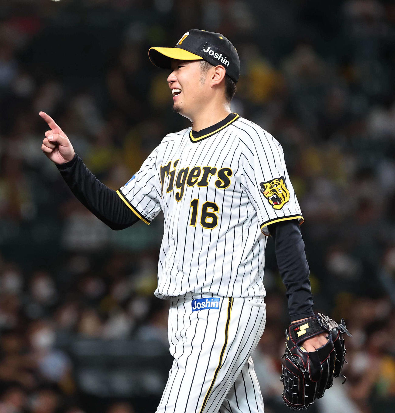 阪神対巨人　巨人打線を7回無失点に抑え笑顔を見せながら降板する西勇（撮影・上田博志）