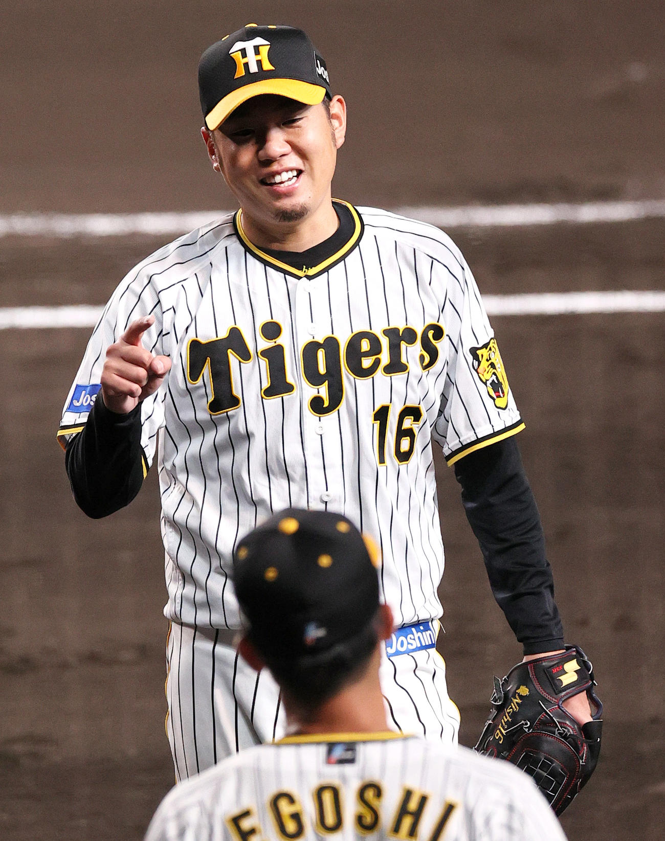 阪神対巨人　7回を投げ終え笑顔を見せる阪神西勇（撮影・上山淳一）