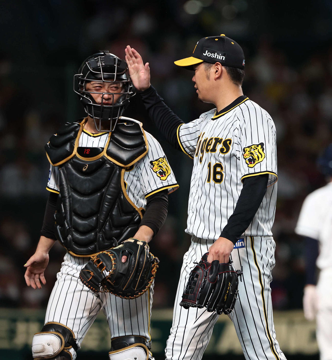 阪神対巨人　4回表巨人2死満塁、満塁のピンチを抑えた西勇（右）は坂本に空手チョップを見舞う（撮影・上田博志）