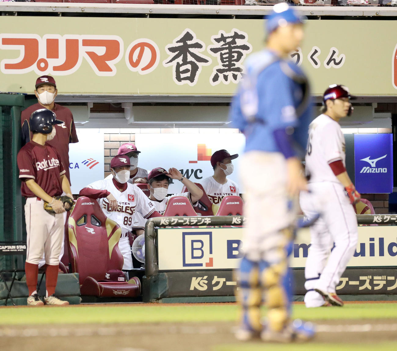 楽天対日本ハム　ベンチで険しい表情の石井GM兼監督（中央）（撮影・佐藤翔太）