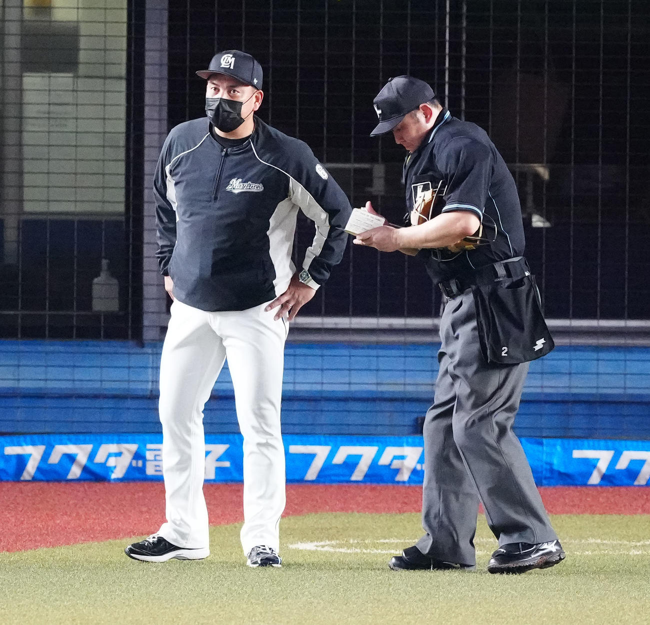 ロッテ対オリックス　9回表開始前、選手交代を告げたロッテ井口監督（左）（撮影・江口和貴）