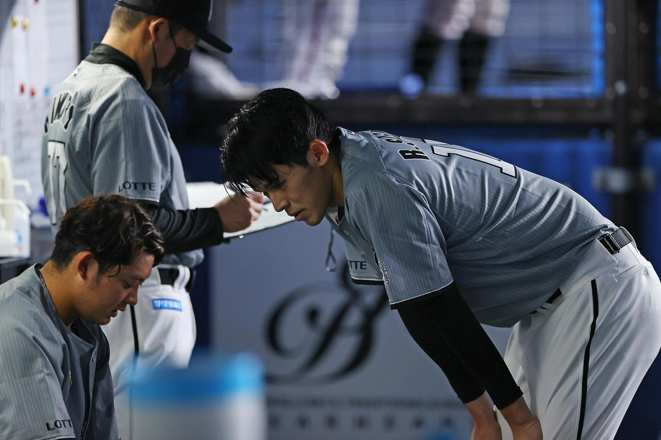 ロッテ対オリックス　7回表の登板を終えベンチで言葉を交わすロッテ佐々木朗（右）と佐藤都（撮影・垰建太）