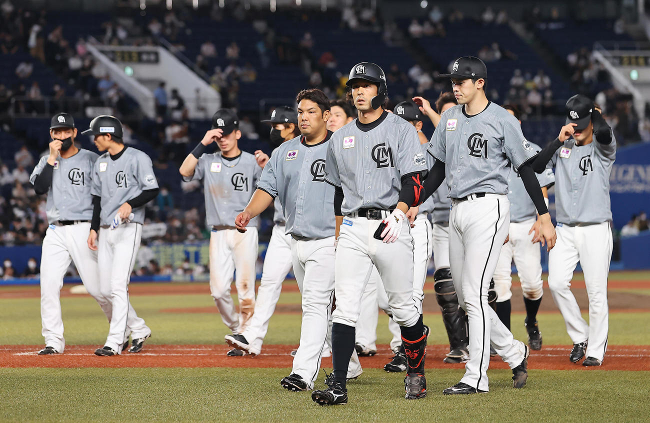 ロッテ対オリックス　オリックスに敗れ引き揚げるロッテ佐々木朗（右）らナイン（撮影・垰建太）