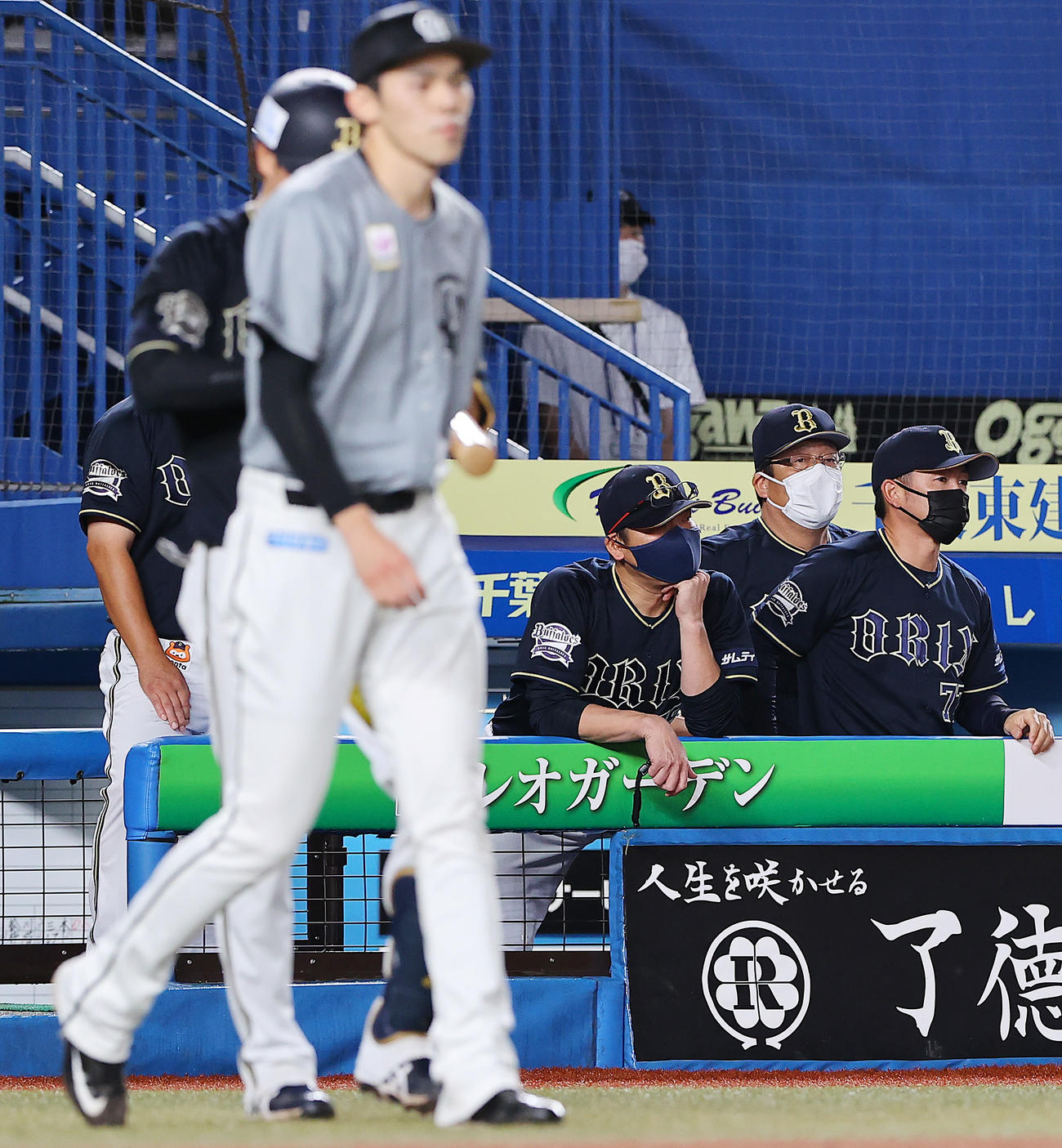 ロッテ対オリックス　5回表オリックス1死一、三塁、佐々木朗（手前）から好機を作り冷静にベンチから戦況を見つめる中嶋監督（右から3人目）（撮影・垰建太）