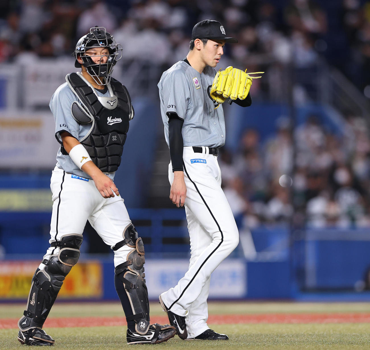 ロッテ対オリックス　5回表オリックス無死一、三塁、ピンチの場面で言葉を交わす佐々木朗（右）と佐藤都（撮影・垰建太）