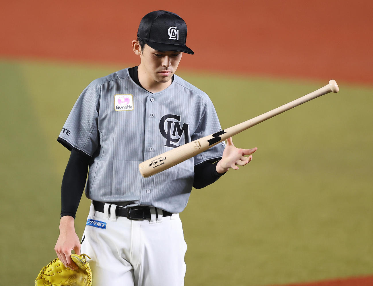 ロッテ対オリックス　2回表オリックスの攻撃を無失点に抑え左手でバットを拾い見つめるロッテ先発の佐々木朗（撮影・垰建太）