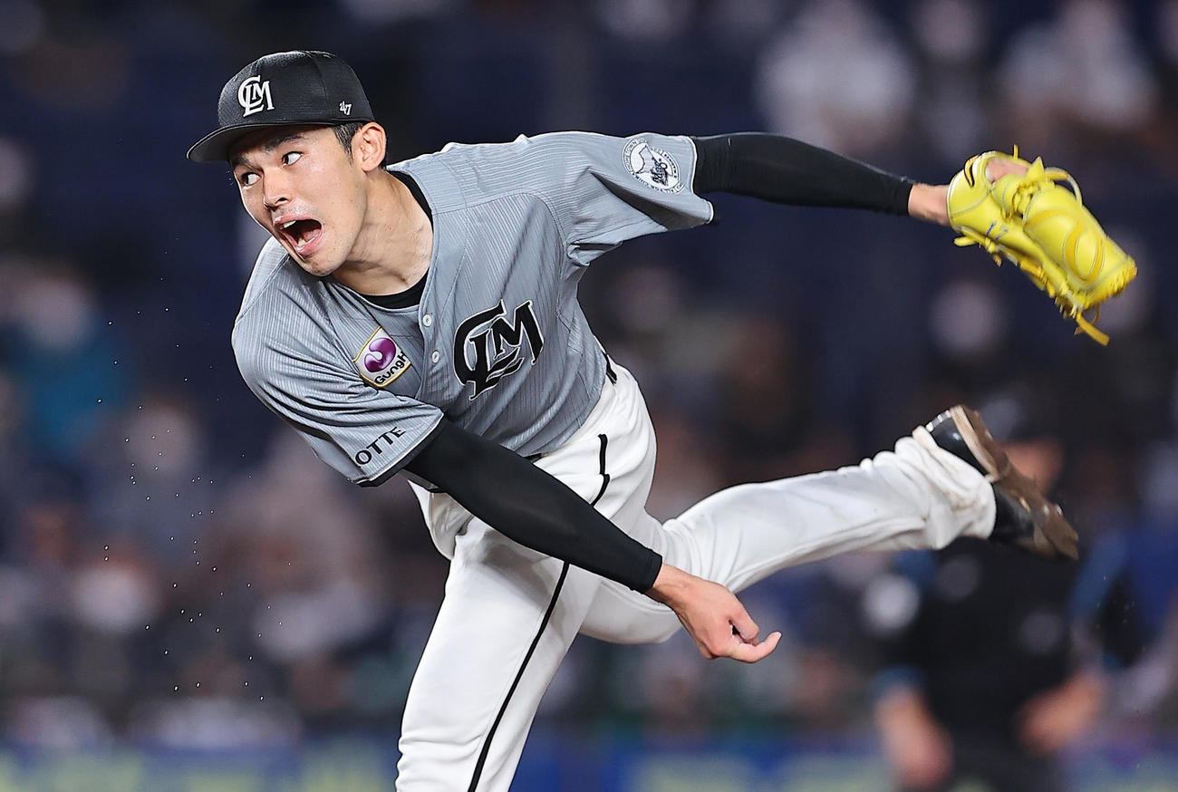 ロッテ対オリックス　9回、汗を飛ばし力投するロッテ先発の佐々木朗（撮影・垰建太）