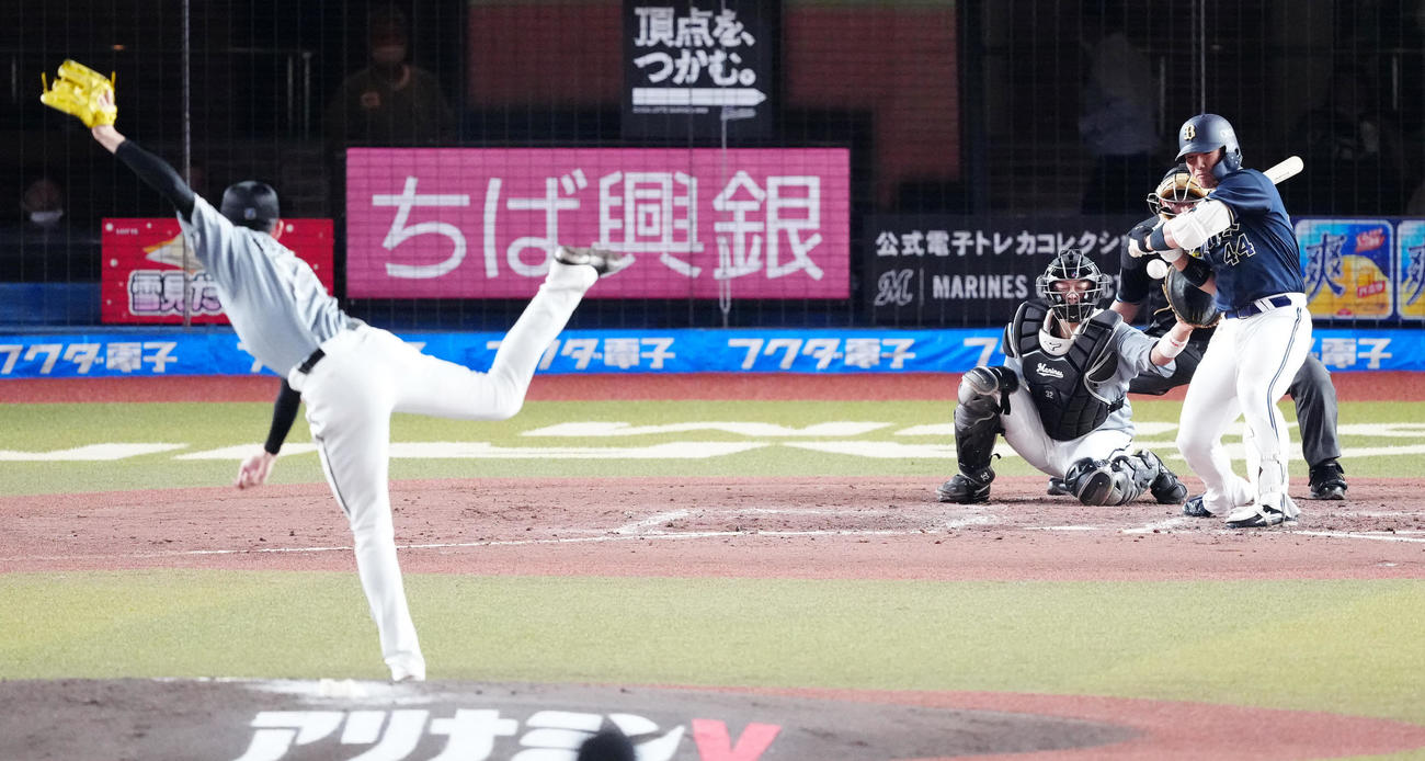 ロッテ対オリックス　5回表オリックス無死、死球を受ける頓宮。投手佐々木朗（撮影・江口和貴）