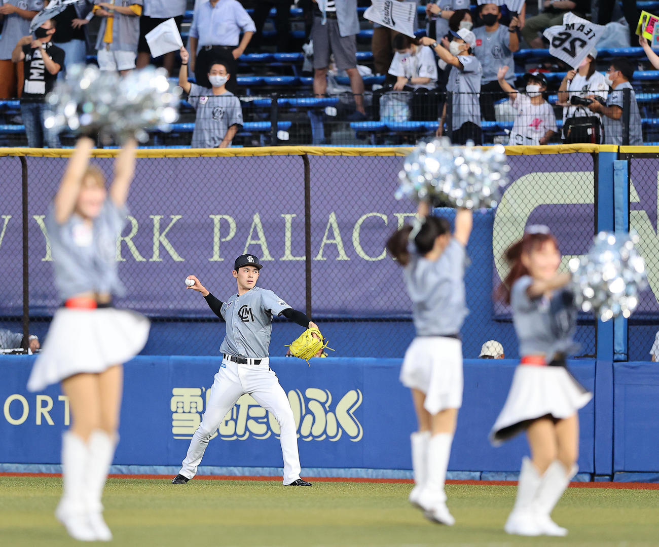 ロッテ対オリックス　試合前、投球練習するロッテ佐々木朗（撮影・垰建太）