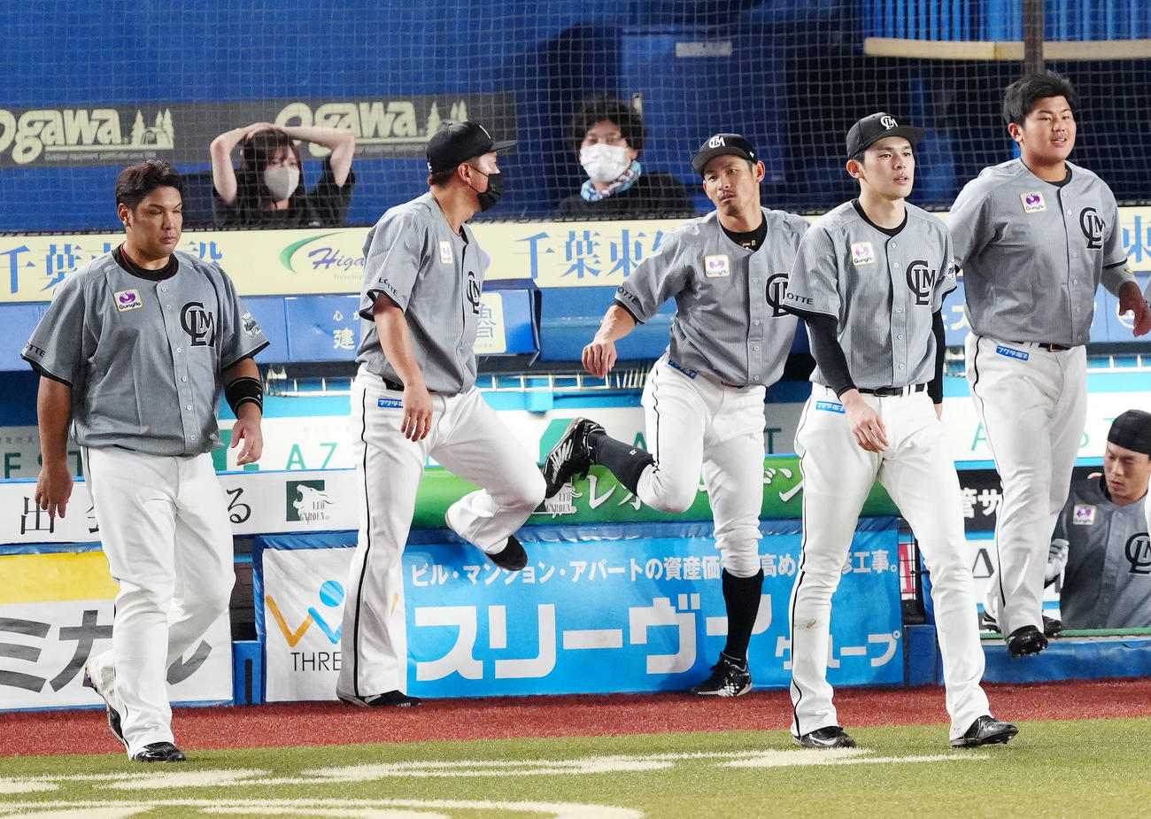 ロッテ対オリックス　試合後、あいさつに向かう佐々木朗（右から2人目）らロッテの選手たち（撮影・江口和貴）