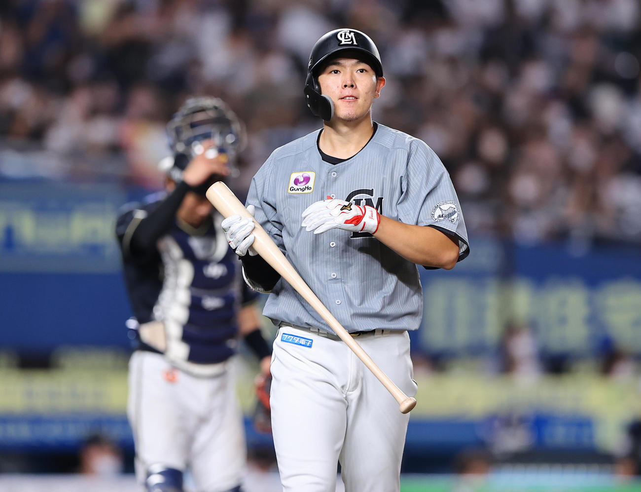 ロッテ対オリックス　空振り三振に倒れ悔しげなロッテ安田（撮影・垰建太）