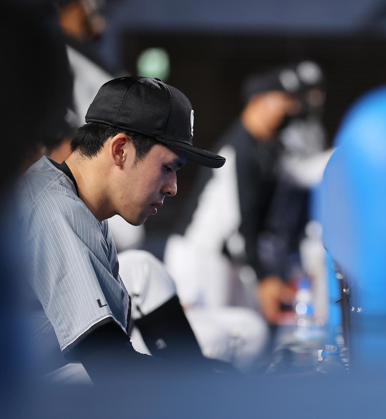 ロッテ対オリックス　9回表の登板を終えベンチで呼吸を整えるロッテ佐々木朗（撮影・垰建太）