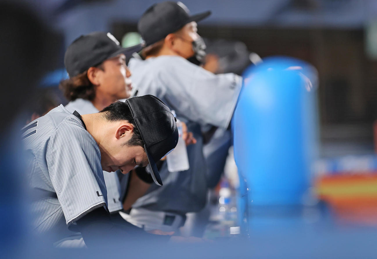 ロッテ対オリックス　9回表の登板を終えベンチで呼吸を整えるロッテ佐々木朗（撮影・垰建太）