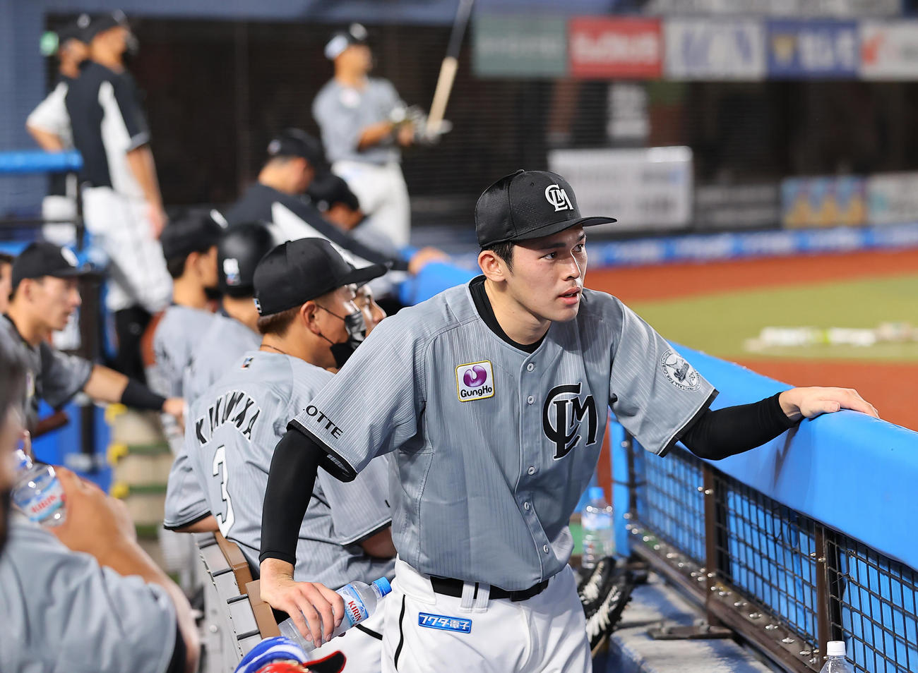 ロッテ対オリックス　9回表の登板を終えベンチから戦況を見守るロッテ佐々木朗（撮影・垰建太）