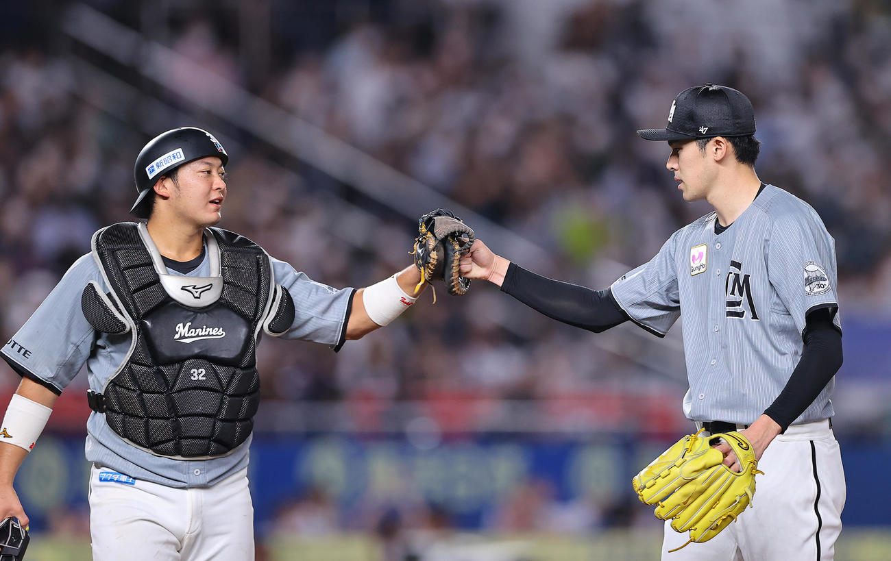 ロッテ対オリックス　9回表の登板を終えグラブタッチを交わすロッテ佐々木朗（右）と佐藤都（撮影・垰建太）
