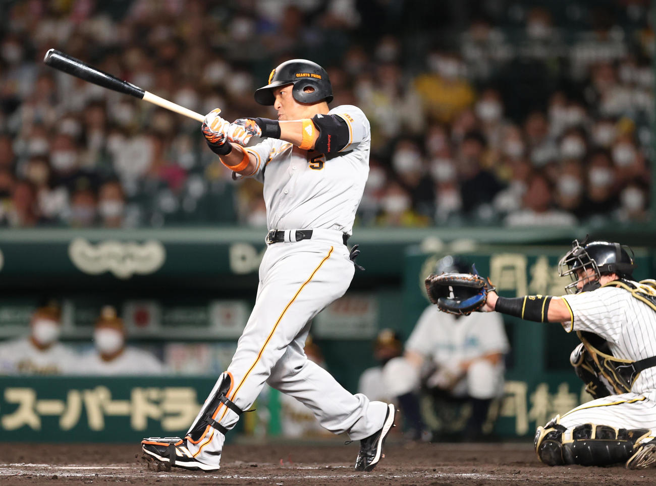 阪神対巨人　9回表巨人2死一、二塁、適時打を放つ代打中島（撮影・狩俣裕三）