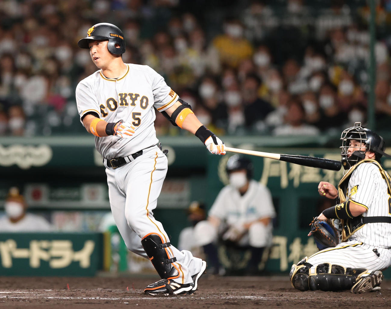 阪神対巨人　9回表巨人2死一、二塁、適時打を放つ代打中島（撮影・狩俣裕三）