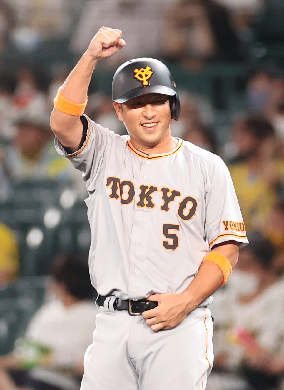 阪神対巨人　9回表巨人2死一、二塁、適時打を放つ代打中島（撮影・狩俣裕三）