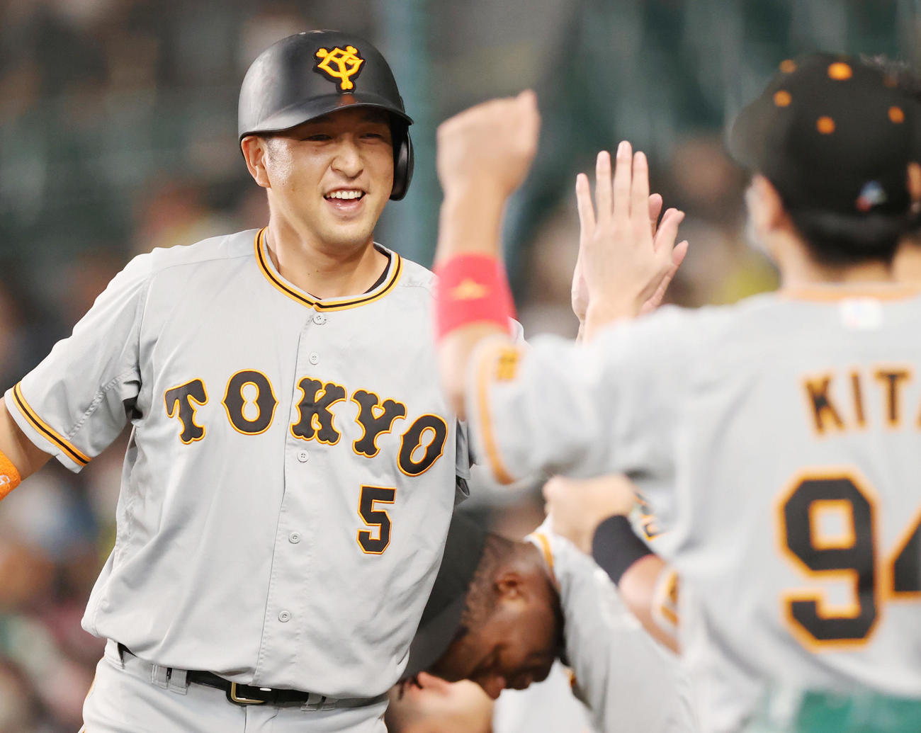 阪神対巨人　9回表巨人2死一、二塁、適時打を放った後、交代し、チームメートに迎えられる中島（左）（撮影・狩俣裕三）