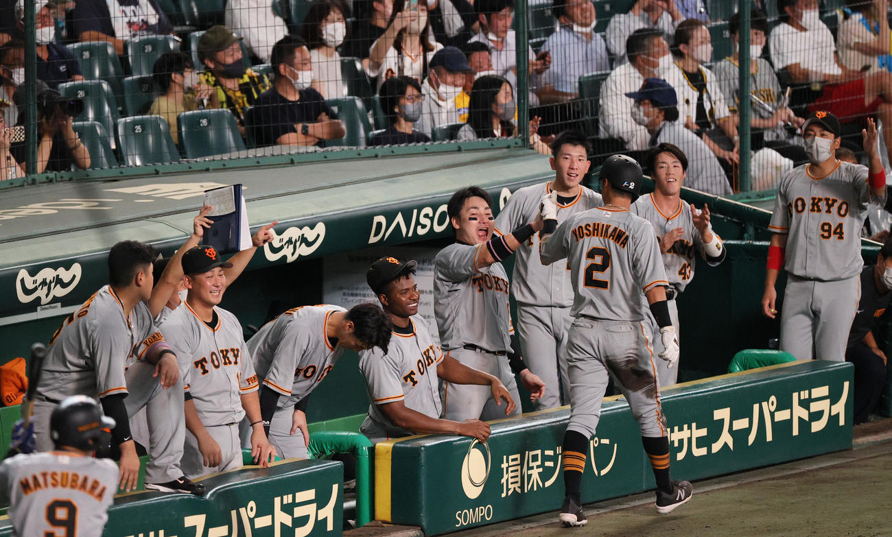 阪神対巨人　9回表巨人2死一、二塁、代打中島の左前適時打で吉川（手前）が生還し同点とし盛り上がる巨人ナイン（撮影・上山淳一）