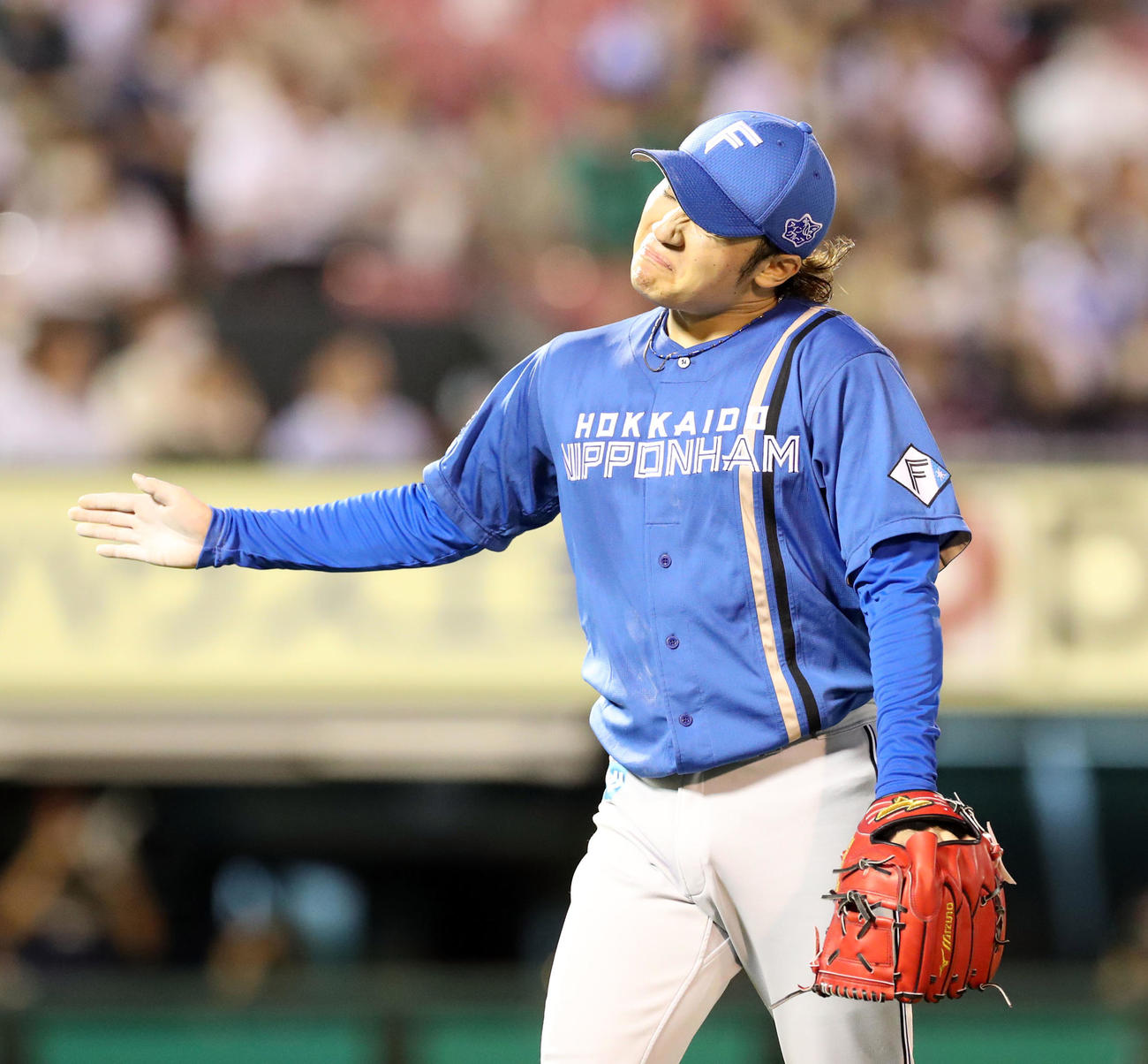 楽天対日本ハム　先制を許し顔をしかめながらベンチに戻る伊藤（撮影・佐藤翔太）
