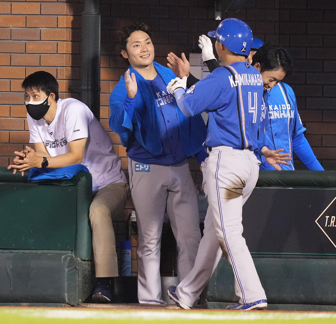 楽天対日本ハム　6回表日本ハム1死三塁、松本剛の左前適時打で生還した上川畑（右手前）を迎える伊藤（中央）（撮影・鈴木みどり）