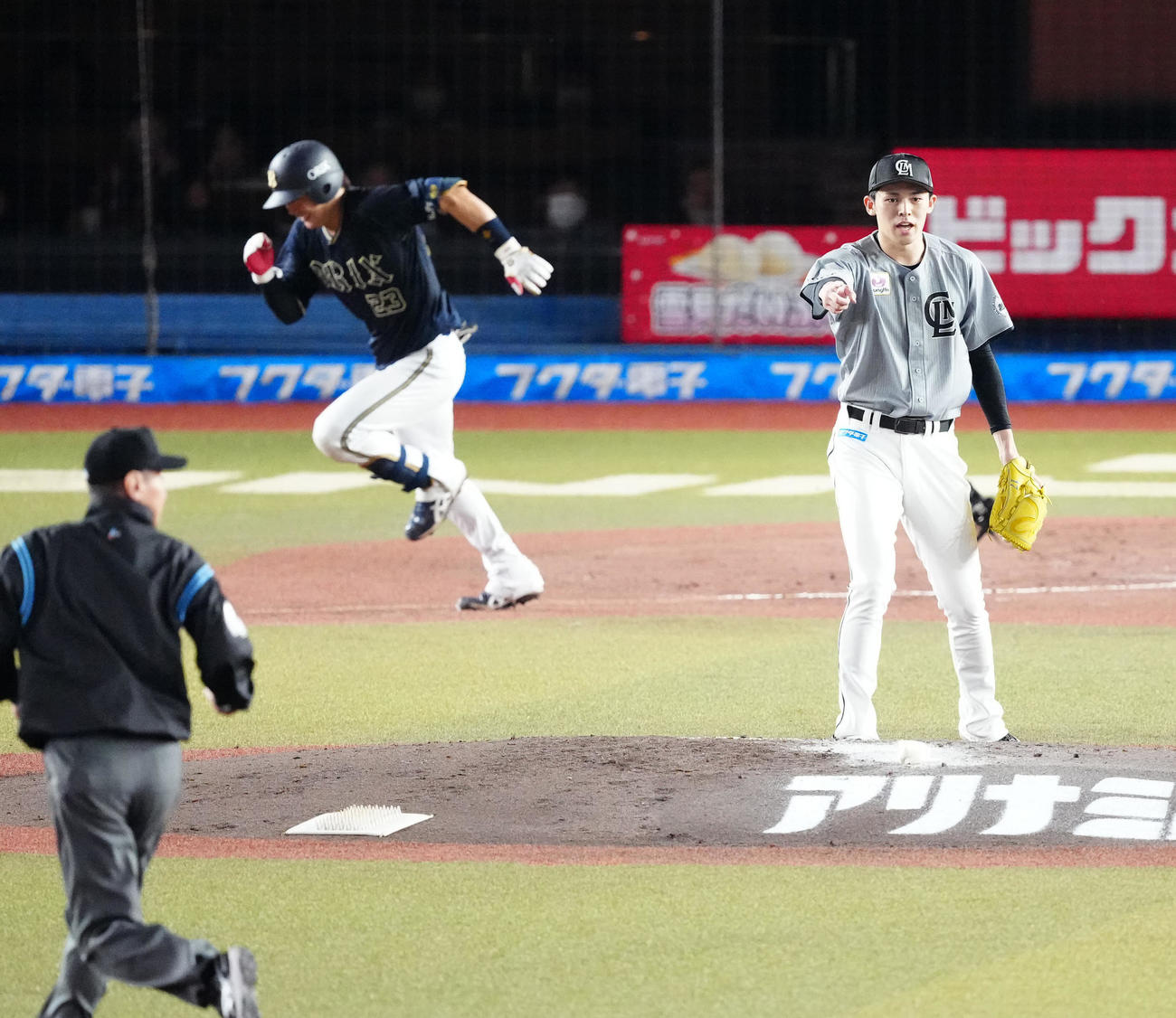 5回表オリックス1死一、三塁、伏見（後方）の遊ゴロの間に先制点を許す佐々木朗希（撮影・江口和貴）