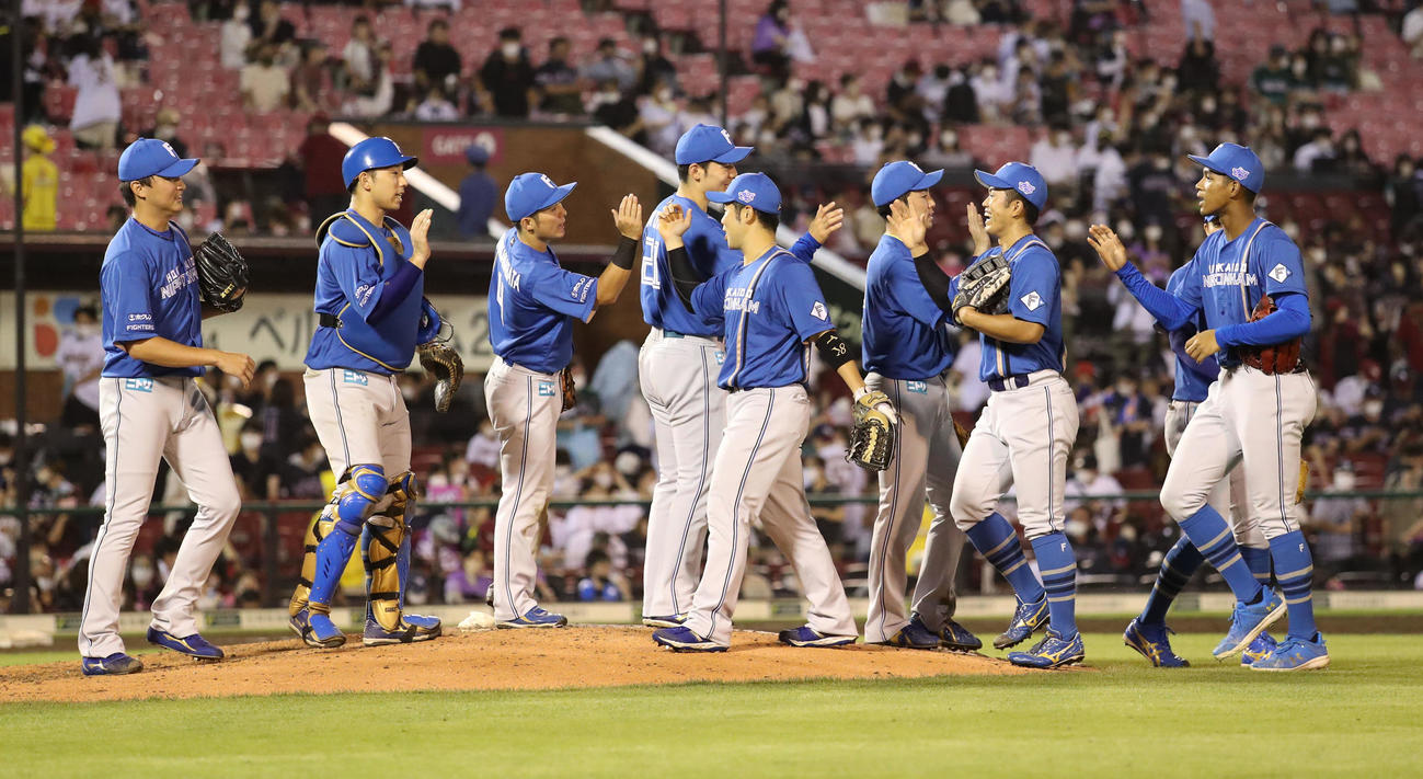 楽天対日本ハム　勝利を喜び合う日本ハムナイン（撮影・佐藤翔太）