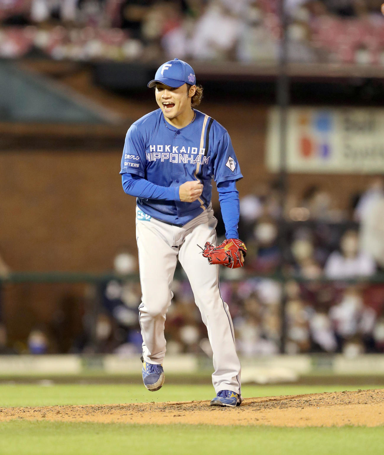 楽天対日本ハム　6回裏楽天2死三塁、小郷を三振にとりグラブをたたく伊藤（撮影・佐藤翔太）