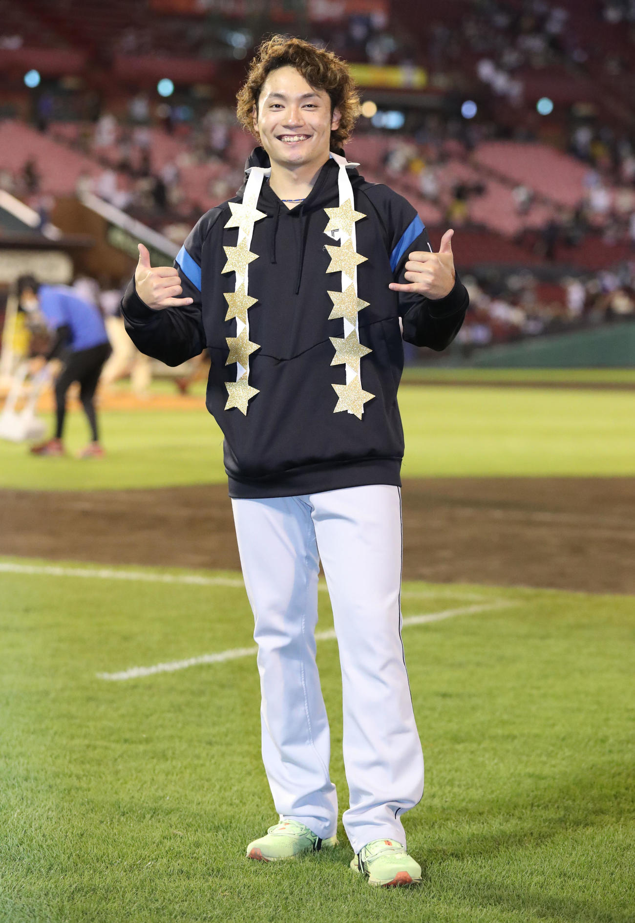 楽天対日本ハム　2年連続10勝を達成し笑顔でポーズを決める伊藤（撮影・佐藤翔太）